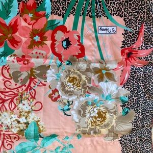 T. VENNY GORGEOUS SCARF! Excellent condition! Small tiny rip on the edge.